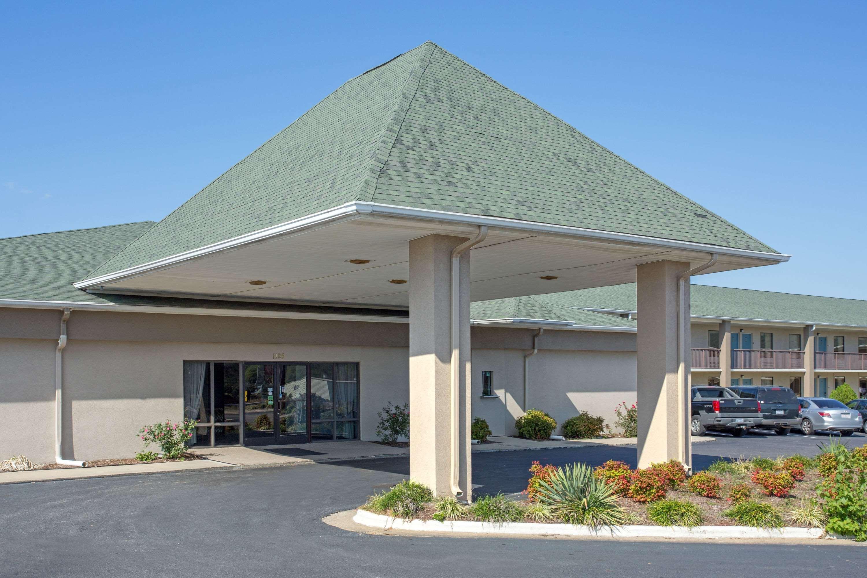 Super 8 By Wyndham Dunn Motel Exterior photo